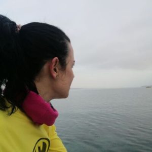 Mujer mirando al lago Lemán en Ginebra.