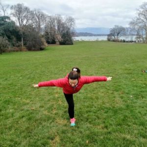Mujer en posición de yoga