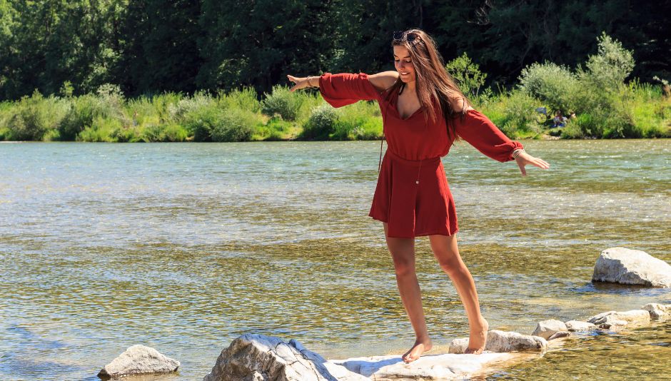 Mujer manteniendo el equilibrio