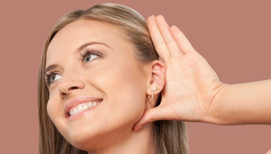 Mujer escuchando