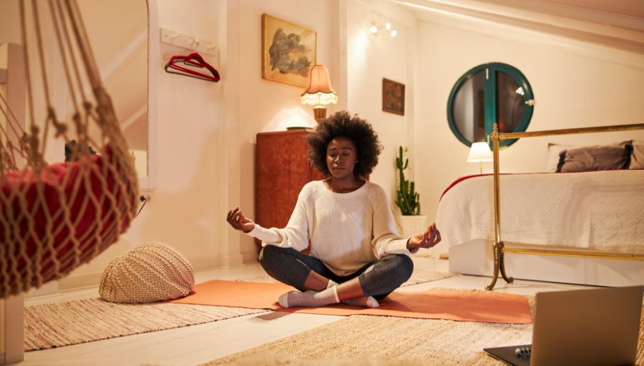 Mujer meditando