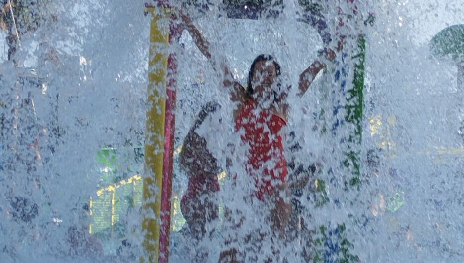 Mujer atracción parque acuático