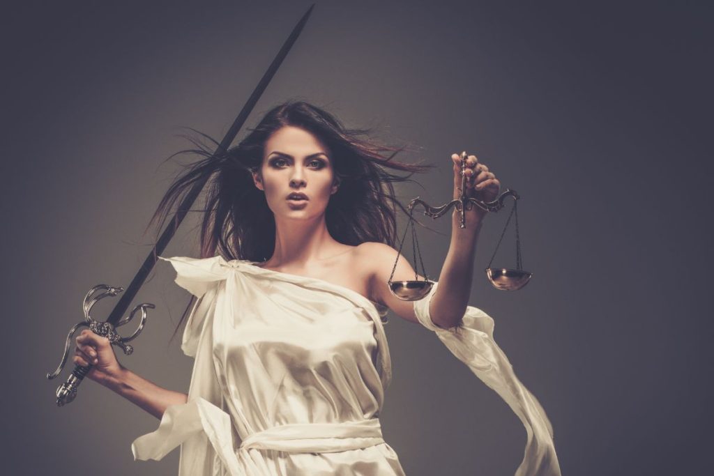 Diosa Atenea, fuerza, justiciay valor.